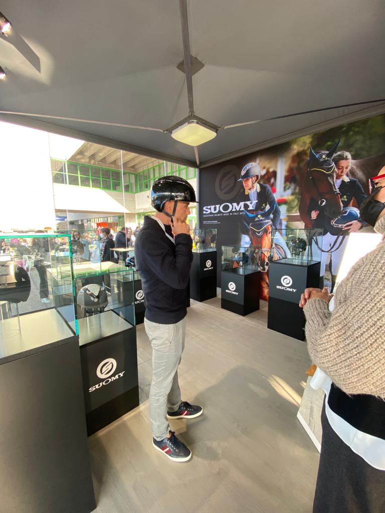 L'interno dello stand Suomy horse a verona fiera cavalli
