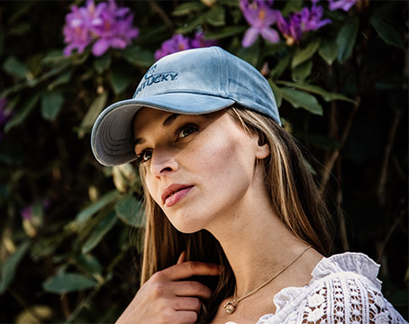 Ragazza con cappellino kentucky