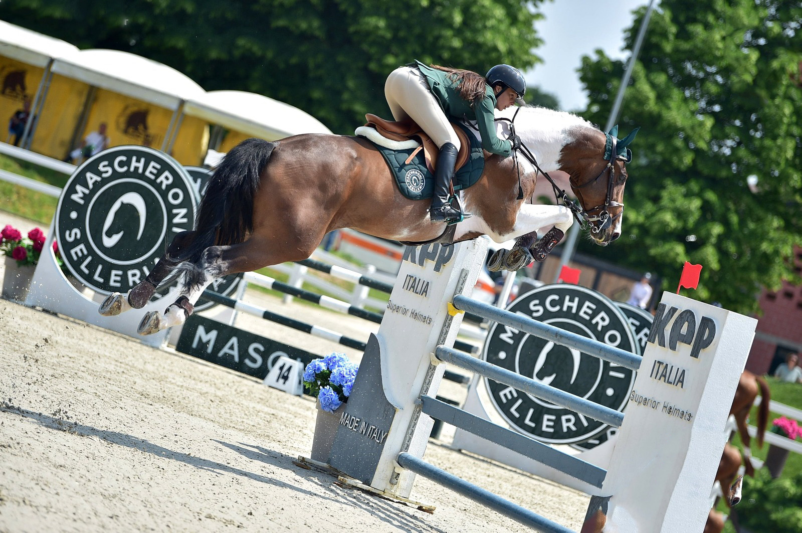 ragazza che salta a cavallo