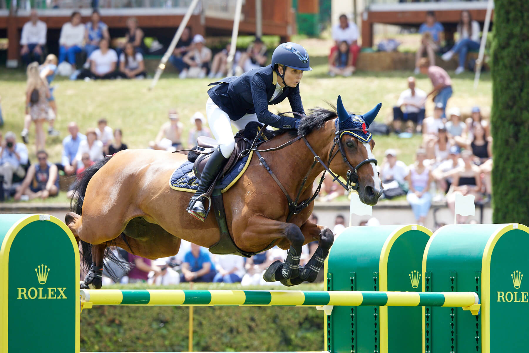 Edwina tops alexander mentre affronta la parabola del salto in sella
