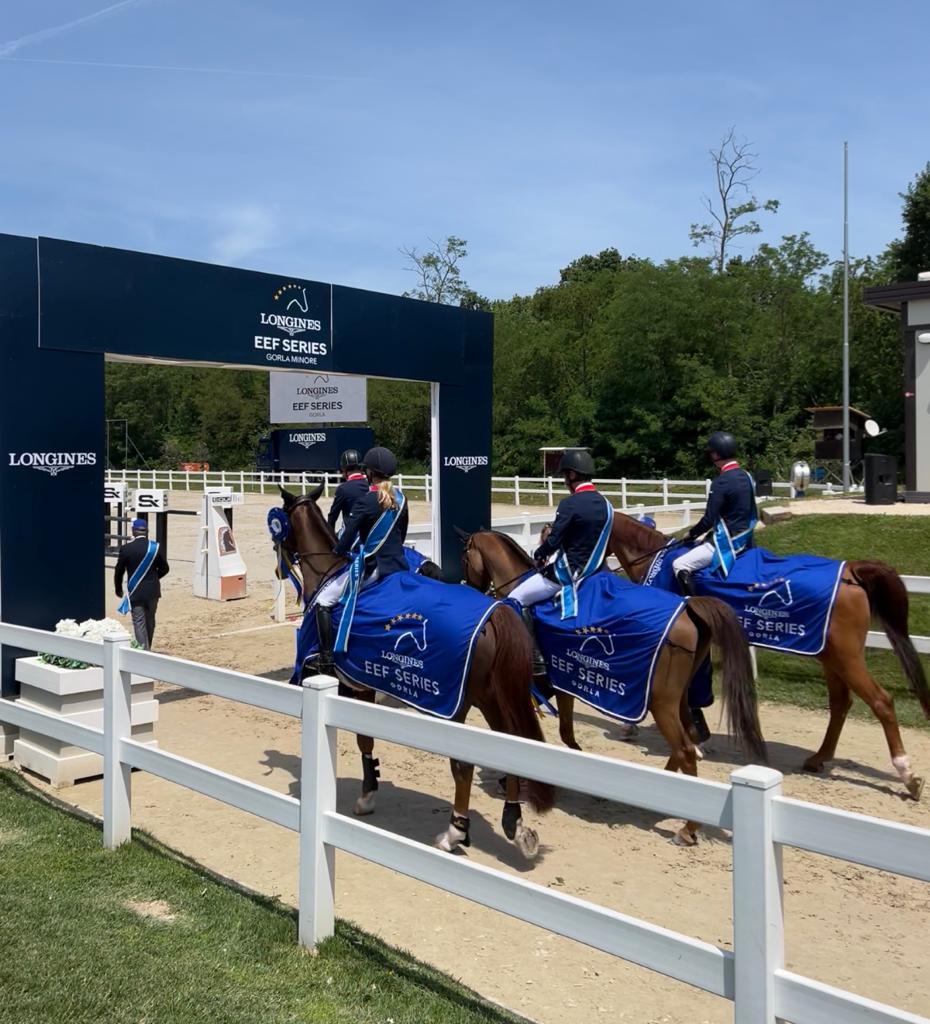 La gran bretagna a cavallo entra in campo per la premiazione