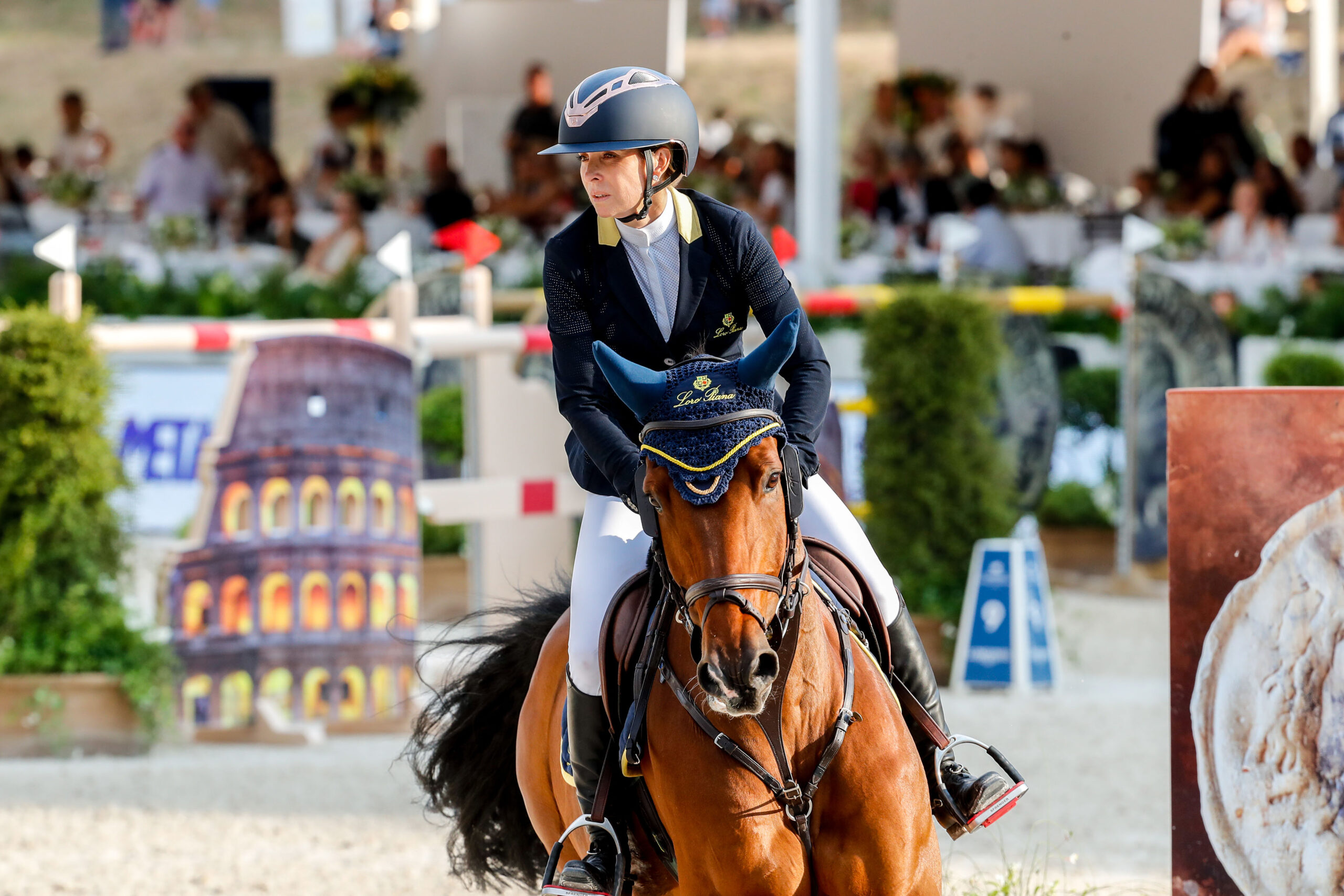 Edwina Tops Alexander indossa il casco Suomy Horse Apex